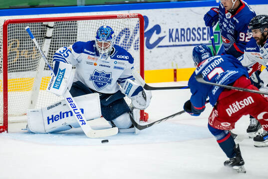 Karlskogas målvakt Lars Volden och Oskarshamns Niclas