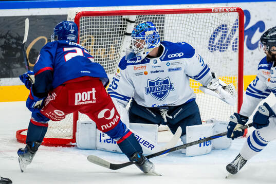 Oskarshamns Nolan Walker och Karlskogas målvakt Lars Volden