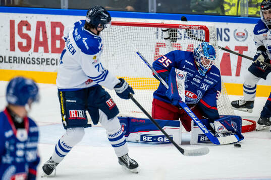 Karlskogas Eskild Bakke Olsen och Oskarshamns målvakt Emil