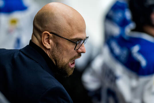 Karlskogas tränare Dennis Hall