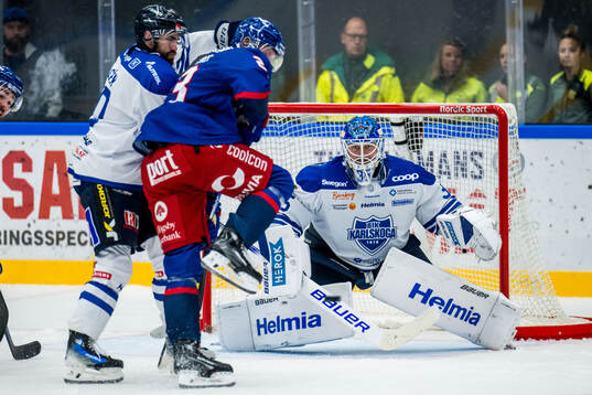 Oskarshamns Gustaf Westlund och Karlskogas målvakt Lars