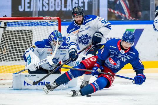 Karlskogas målvakt Lars Volden och Rikard Olsén och