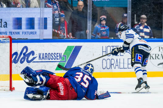 Oskarshamns målvakt Emil Kruse och Karlskogas Theodor