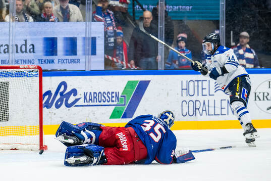 Oskarshamns målvakt Emil Kruse och Karlskogas Theodor