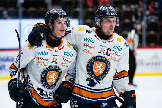 Växjös Filip Eriksson jublar med Joel Persson