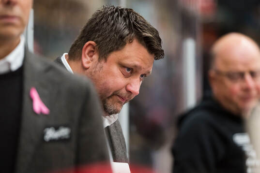 MoDos tränare Mattias Karlin deppar