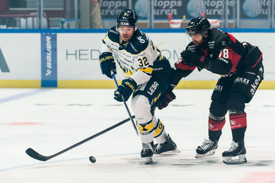 HV71s Oscar Engsund och Malmö Redhawks Robin Hanzl