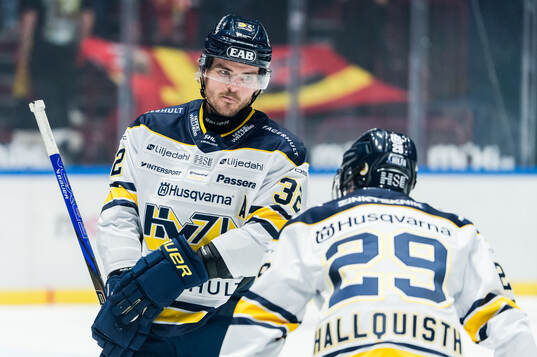 HV71s Oscar Engsund och Wilhelm Hallquisth deppar
