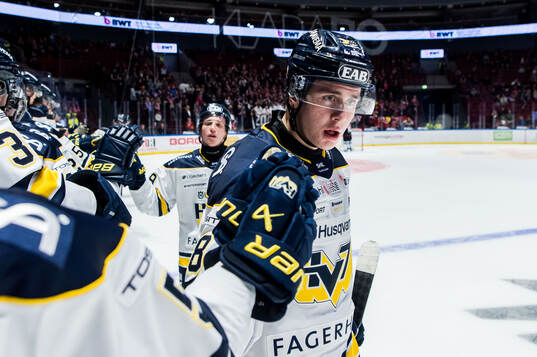 HV71s Herman Träff jublar