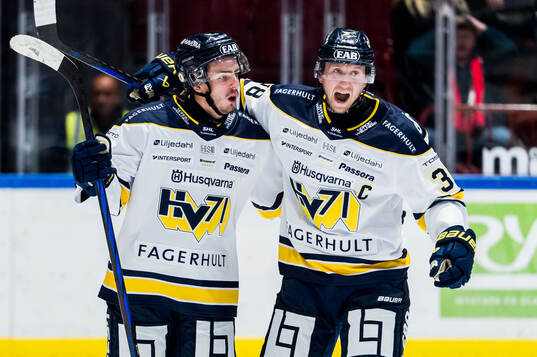 HV71s Isac Brännström och Olle Alsing jublar