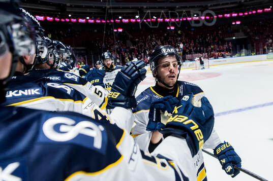 HV71s Isac Brännström jublar