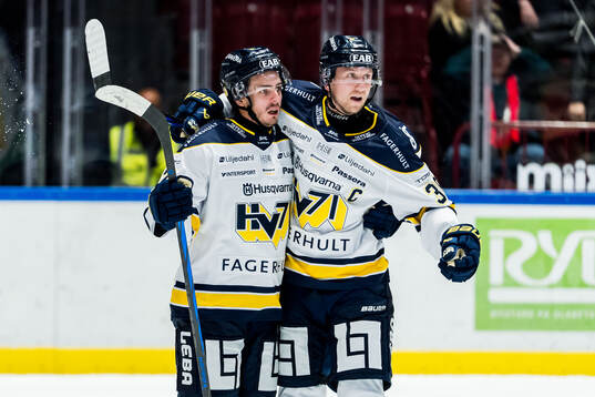 HV71s Isac Brännström och Olle Alsing jublar