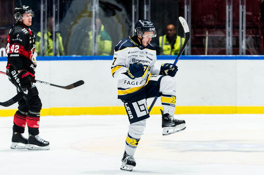 HV71s Isac Brännström jublar
