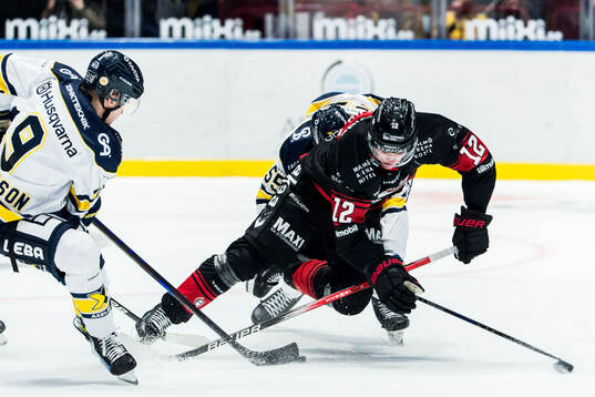 HV71s Hugo Pettersson och Malmö Redhawks Linus Öberg