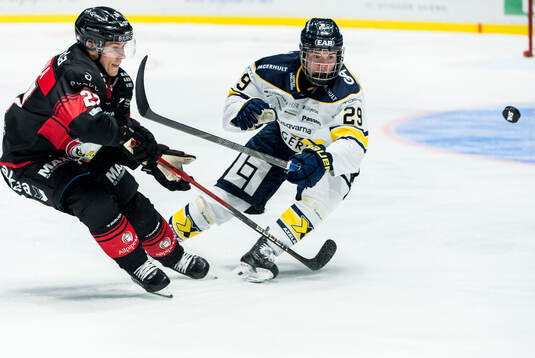Malmö Redhawks Henrik Haapala och HV71s Wilhelm Hallquisth