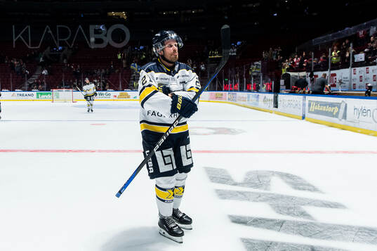 HV71s Mattias Tedenby deppar