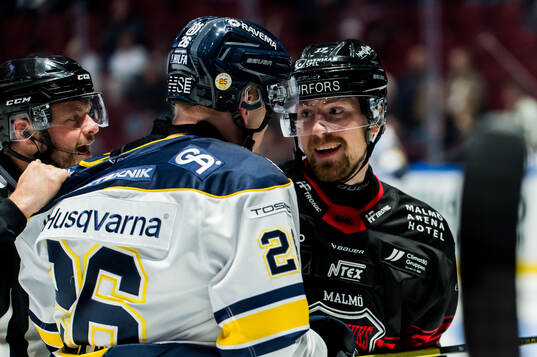 HV71s Tommi Tikka och Malmö Redhawks Johan Ivarsson
