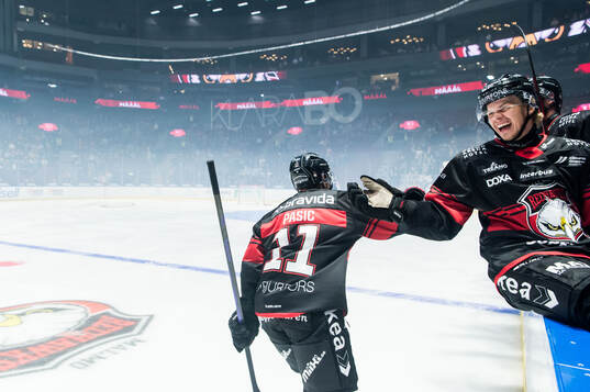 Malmö Redhawks Nikola Pasic och Albert Sjöberg jublar