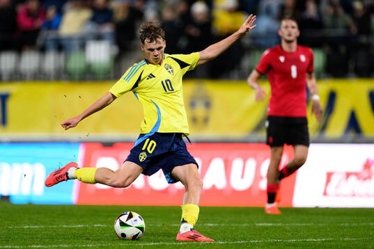 Williot Swedberg of Sweden scores 2-1