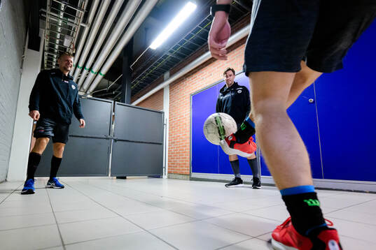 Frölundas Nicklas Lasu värmer upp med lagkamrater