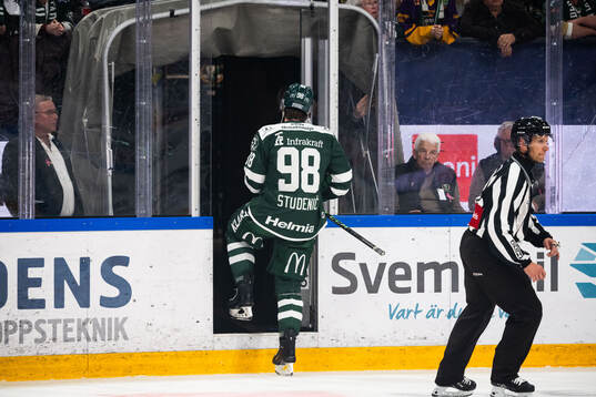 Färjestads Marian Studenic lämnar isen