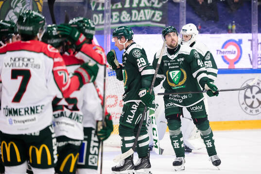 Färjestads Oskar Steen och Jonathan Andersson deppar