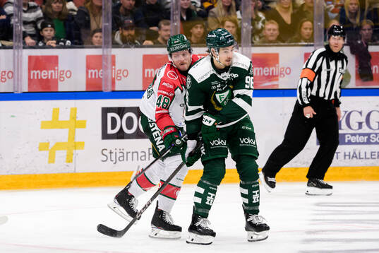 Frölundas Carl Klingberg och Färjestads David Tomasek