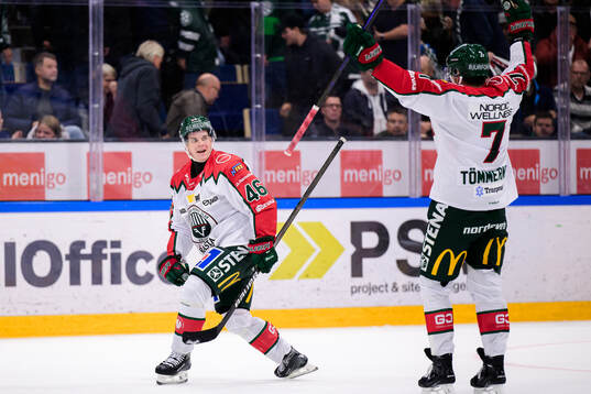Frölundas Dominik Egli och Henrik Tömmernes jublar