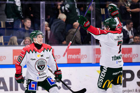 Frölundas Dominik Egli och Henrik Tömmernes jublar