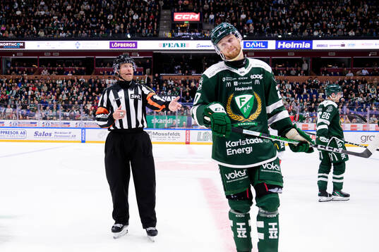 Domare Tobias Björk och Färjestads Marcus Westfält
