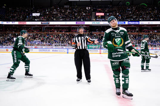 Domare Tobias Björk och Färjestads Marcus Westfält