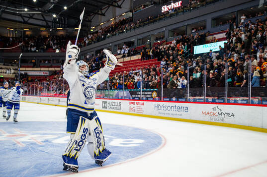 Leksands målvakt Jakob Hellsten jublar