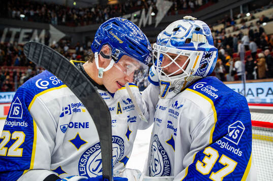 Leksands Lukas Vejdemo och målvakt Jakob Hellsten jublar