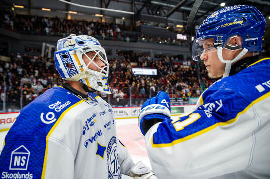 Leksands målvakt Jakob Hellsten och Joonas Lyytinen jublar