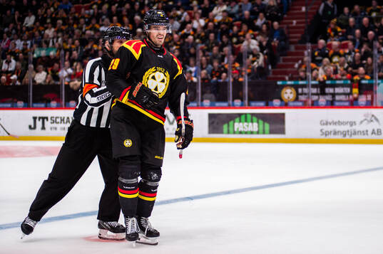 Brynäs Axel Andersson får hjälp av isen