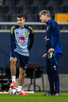 Yasin Ayari and head coach Jon Dahl Tomasson of the Swedish