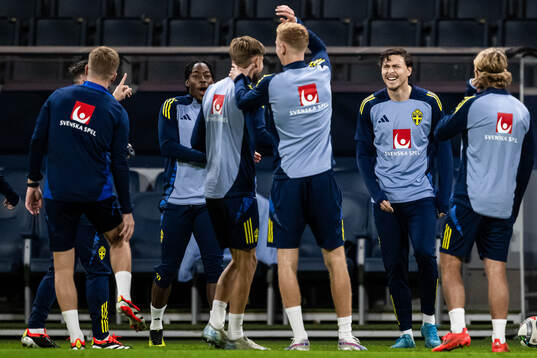 Anthony Elanga and Victor Nilsson Lindelöf of the Swedish