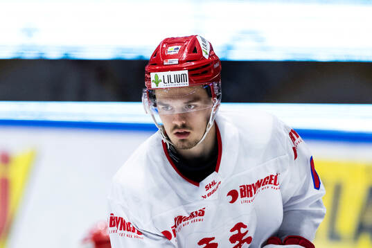 Timrås Kevin Rönnelöw på uppvärmningen