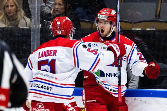 Timrås Filip Hållander jublar med Anton Lander
