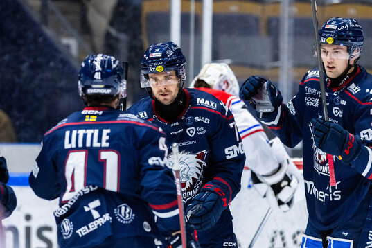 Linköpings Nicholas Shore jublar med lagkamrater