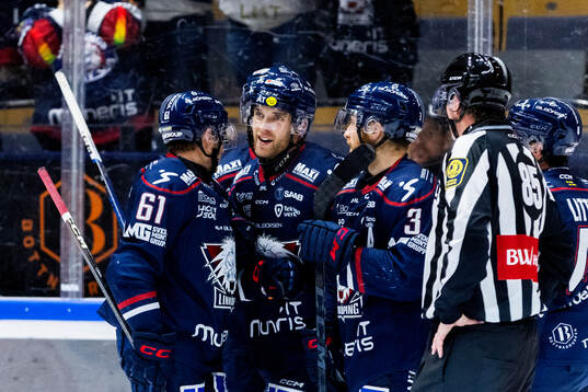 Linköpings Patrick Russell jublar med lagkamrater