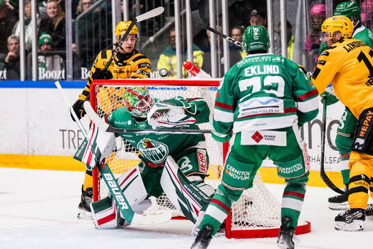 Skellefteås Valter Lindberg och Rögles målvakt