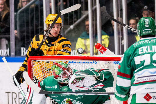 Skellefteås Valter Lindberg och Rögles målvakt