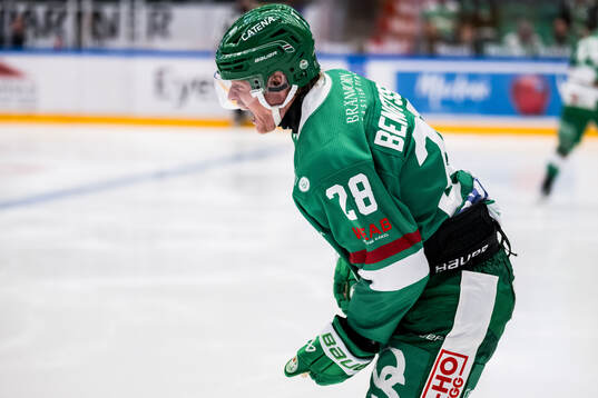 Rögles Anton Bengtsson lämnar planen