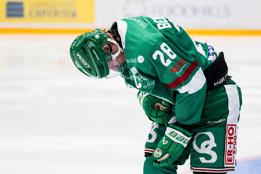Rögles Anton Bengtsson lämnar planen