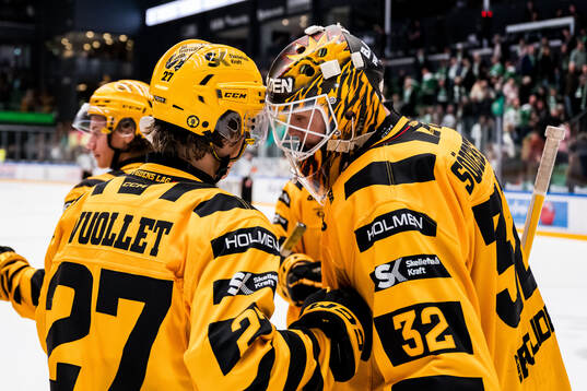 Skellefteås Oskar Vuollet och målvakt Linus Söderström