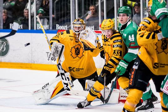 Skellefteås målvakt Linus Söderström och Zeb Forsfjäll