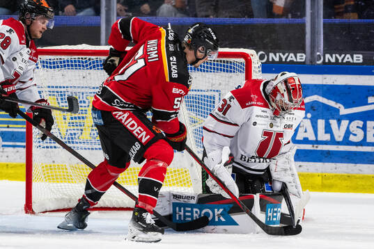Luleås Markus Nurmi och Örebros målvakt Jonas Arntzen