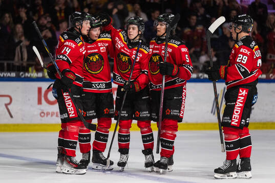 Luleås David Granberg jublar med lagkamrater