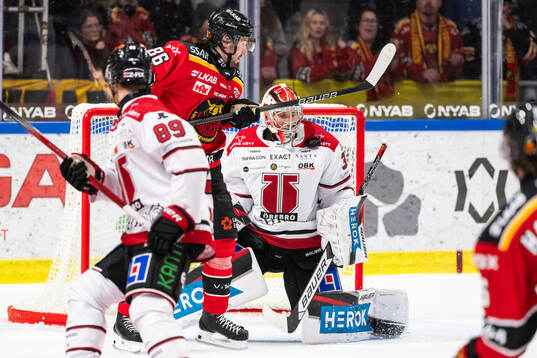 Luleås Mathias Bromé och Örebros målvakt Jonas Arntzen